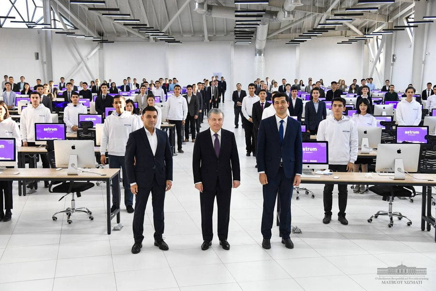 Шавкат Мирзиёев Тошкент вилоятида жойлашган IT академиясига борди