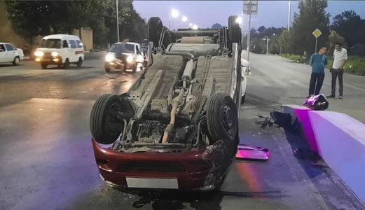 Тошкентда «Нексия 3» билан тўқнашган «Матиз» ағдарилиб кетди