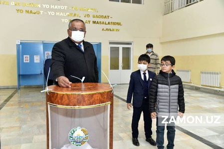 Навоий вилояти ҳокими Қобул Турсунов отаси ва оила аъзолари билан сайловда овоз берди