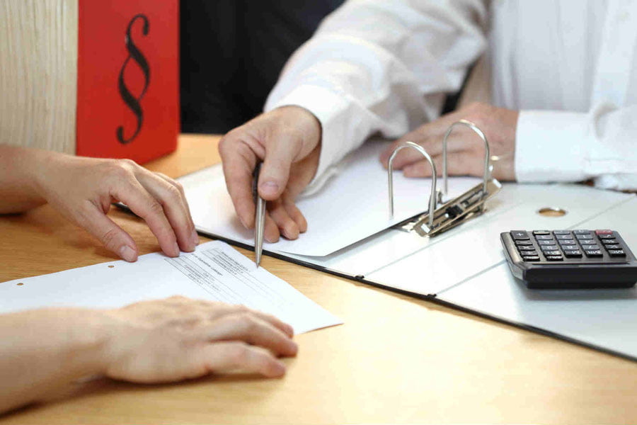 Чирчиқда банк ходимини "кийдириб кетишди"