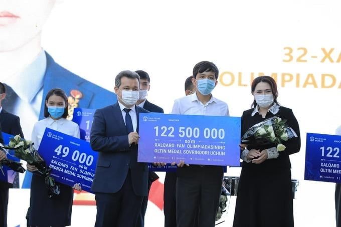 Халқаро фан олимпиадалари ғолибларига 122,5 млн сўмдан пул мукофоти топширилди