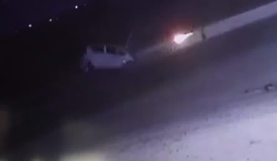 Самарқандда Spark катта тезликда йўл ўртасидаги бетон тўсиққа урилди. Ҳайдовчи воқеа жойида вафот этди