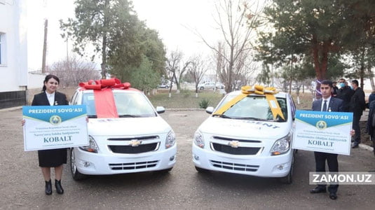 Навоийда икки нафар ўқитувчига автомобиль совға қилинди
