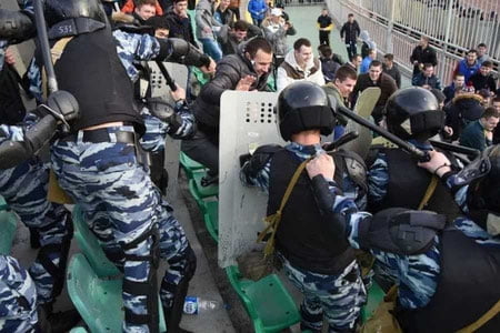 Россияда юз берган оммавий муштлашувда иштирок этган мигрантлар 40 йилга депортация қилинди