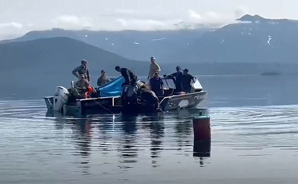 Камчаткада Ми-8 вертолёти қулаши оқибатида ҳалок бўлганларнинг жасадлари сувдан олиб чиқилди