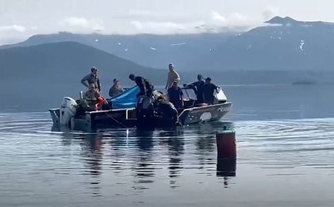 Камчаткада Ми-8 вертолёти қулаши оқибатида ҳалок бўлганларнинг жасадлари сувдан олиб чиқилди