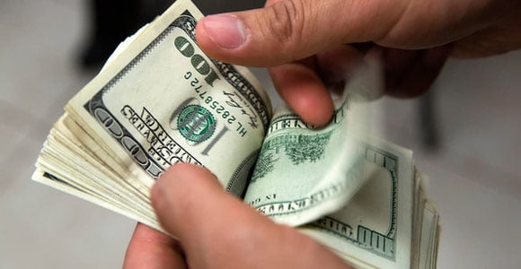 O‘qishga kiritib qo‘yishni vaʼda qilgan institut hisobchisi va talabа ushlandi