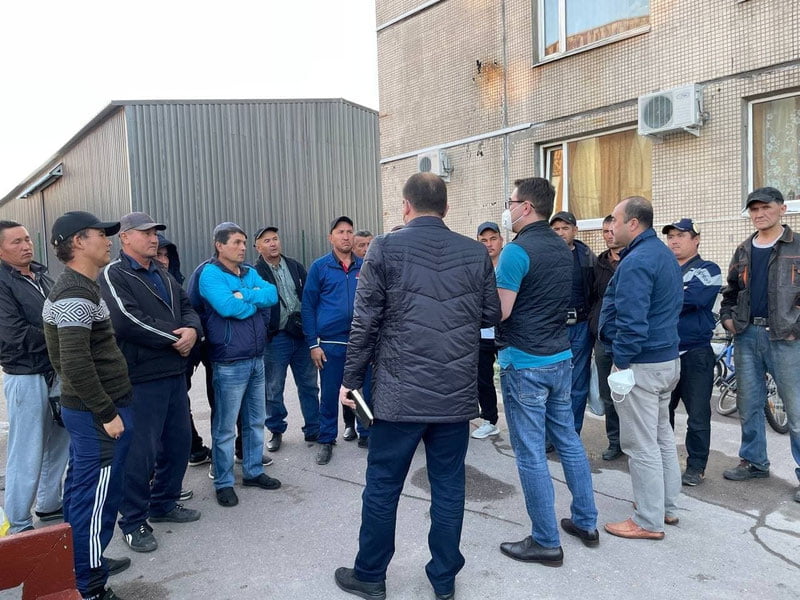 Санкт-Петербургда 100 нафар ўзбекистонлик меҳнат мигранти рус тилига ўқитилади