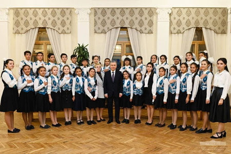 Президент Чирчиқ шаҳридаги “Кимёгарлар” маданият саройига борди