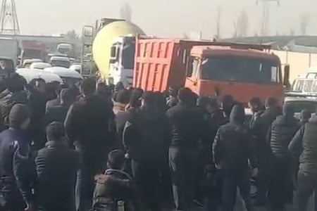 Қўйлиқ бозори кўчирилишига норозилик билдириб, машиналар йўлини тўсиб олганларга қамоқ жазоси тайинланди