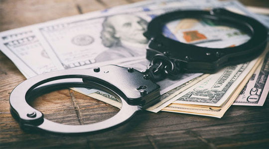 Бухорода ўқишга киритиб қўйишини айтиб, фуқародан 300 доллар сўраган шахс ушланди