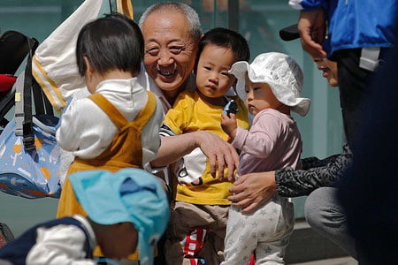 Хитойликлар энди учтагача фарзанд кўриши мумкин