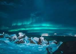 Шимол ёғдусини суратга олиш учун фотосуратчи изланмоқда