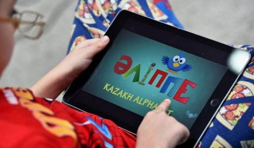 Қозоғистонда биринчи синф ўқувчиларига планшет тарқатилади
