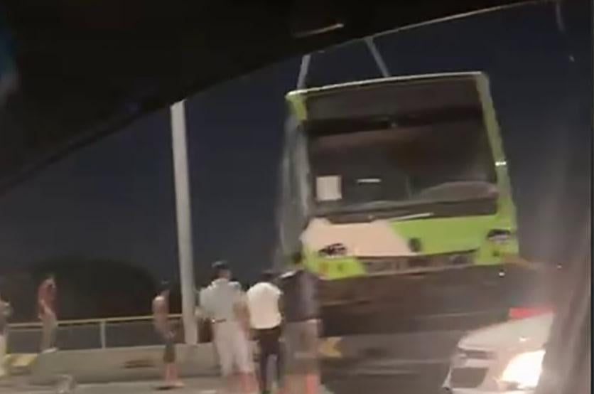 Тошкентда автобус кўприкдан тушиб кетди