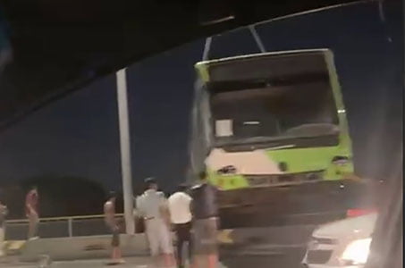 Тошкентда автобус кўприкдан тушиб кетди