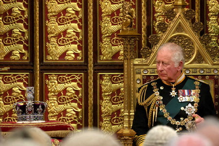 Британия қиролининг бойлиги фуқароларникидан кам экани маълум бўлди