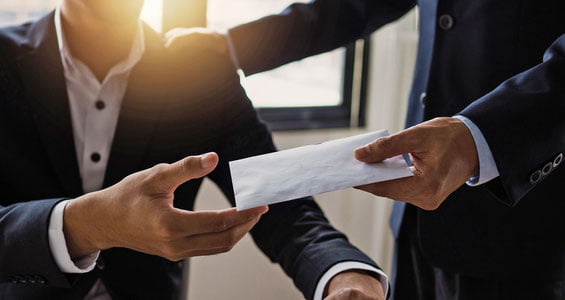 Adliya xodimi pora bilan qo‘lga tushdi