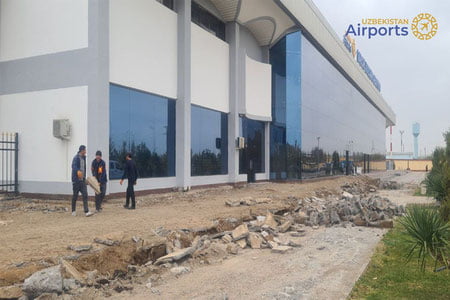 Қарши аэропортида йўловчиларнинг юклари перронда тарқатиляпти