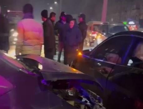 Тошкентда учта автомобиль тўқнашиб кетди