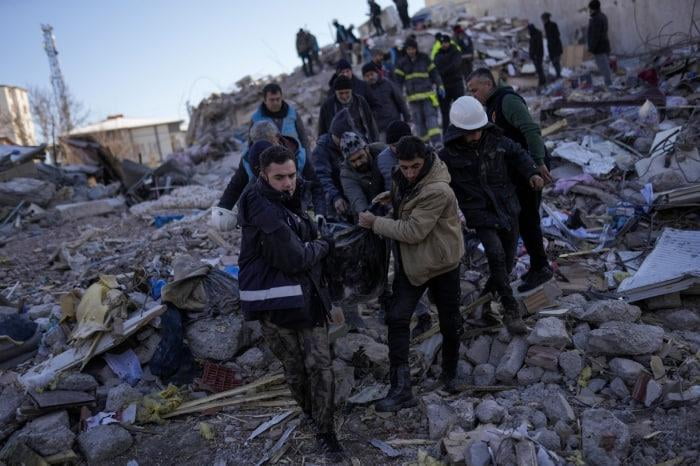 Zilzilaning 7-kuni. Qulagan binolar ostidan tirik odamlar topilmoqda — video