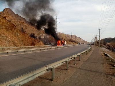 Қамчиқда ип ортилган юк машинаси ёниб кетди