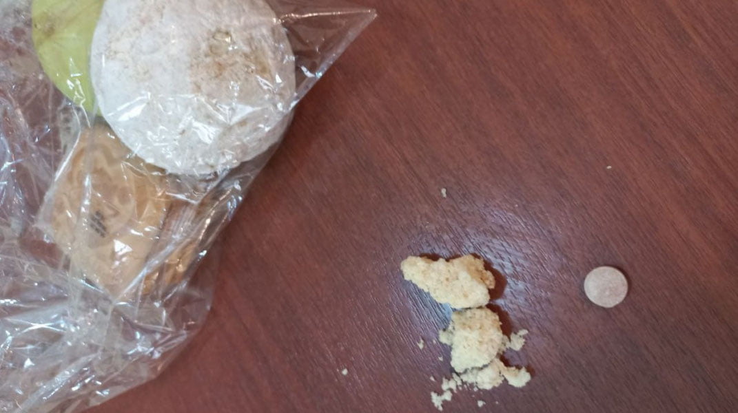 Қорақалпоғистонда ўқувчиларга берилган егулик ичидан таблетка чиққани айтилмоқда