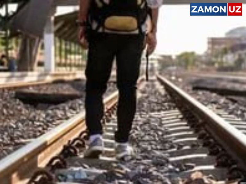 «Наушник» тақиб, рельсда ўтирган йигитни поезд босиб кетди