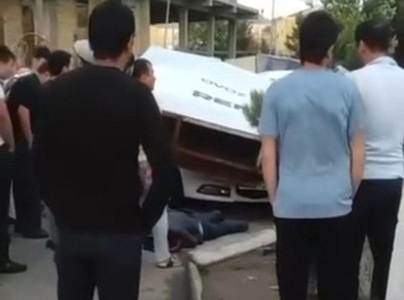 Наманганда реклама баннери бир кишини босиб қолди