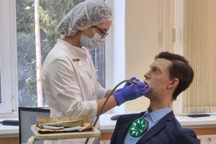 Бўлажак стоматологлар ишини баҳоловчи робот яратилди