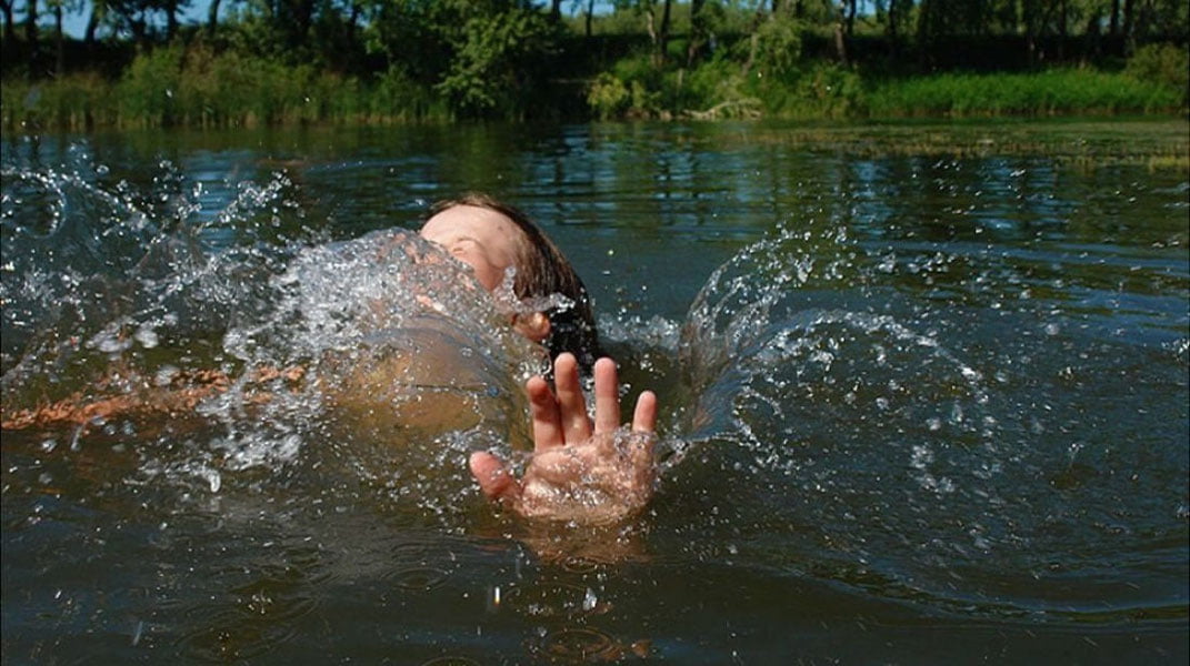 Тошкент вилоятида 6 ёшли бола чўкиб кетди. Жасадни топиш эса муаммо бўлмоқда