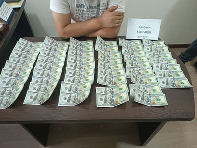 Наманганда қалбаки доллар сотувчи шахс ушланди