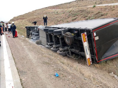 Қамчиқ довонида юк машинаси ағдарилиб кетди