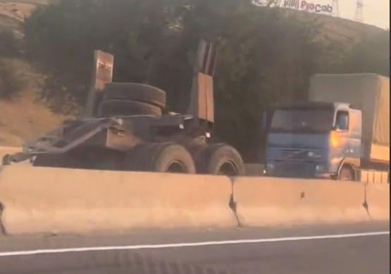 Жиззахда юк машинаси тиркамаси қўпорилиб кетди