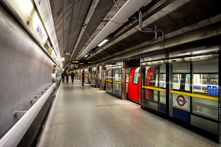 Англия метросида “авария” юз берди