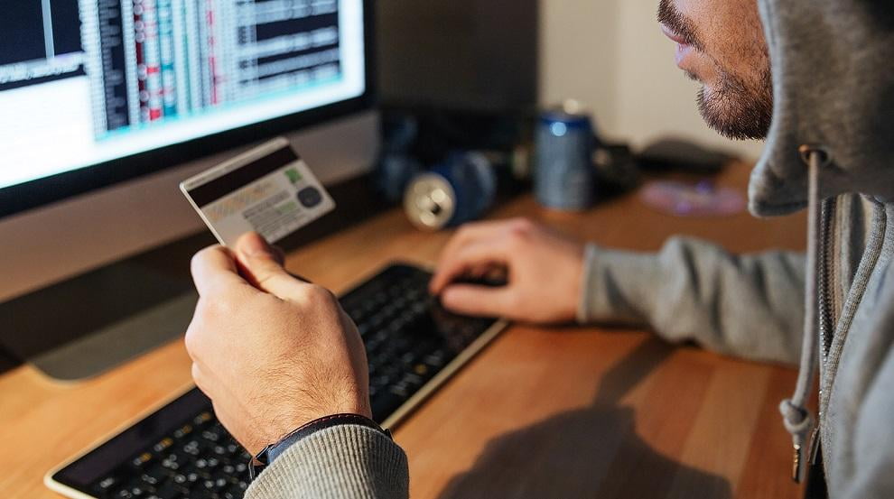 Бухорода 70 нафар шахснинг пластик карталаридан пул ўғирлаган 2000 йилда туғилган фуқаро ушланди