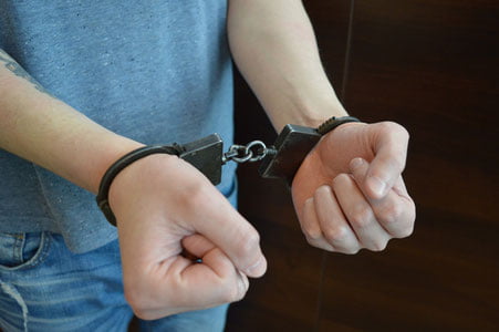 Фарғонада 31 ёшли аёлни зўрлаганларга ҳукм ўқилди