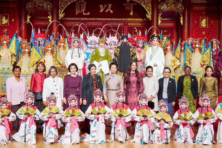 Биринчи хонимлар Хитой санъат ва ҳунармандчилик музейида бўлди