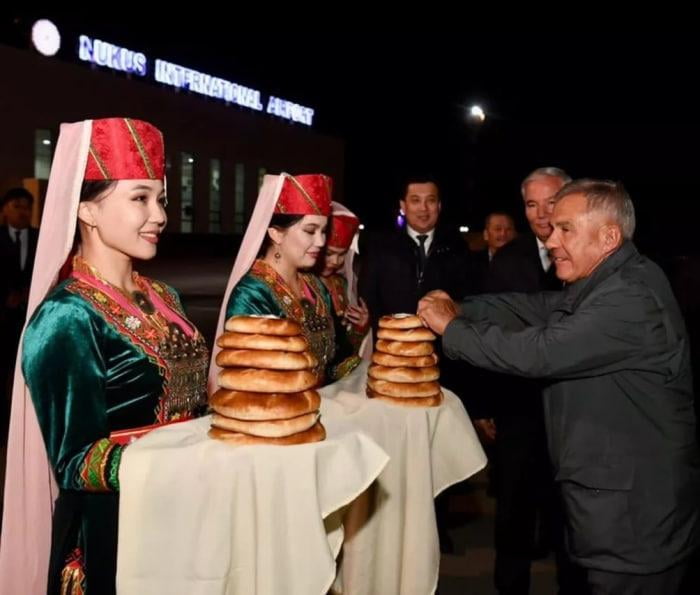 Рустам Минниханов амалий ташриф билан Қорақалпоғистонга келди