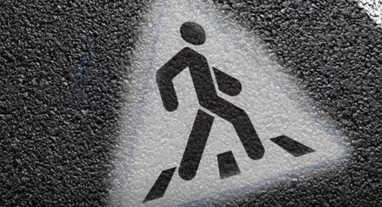 Юк машинаси боғчадан қайтаётган 4 ёшли болани уриб юборди