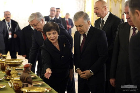 Президент Санкт-Петербургнинг тарихий обидалари билан танишди