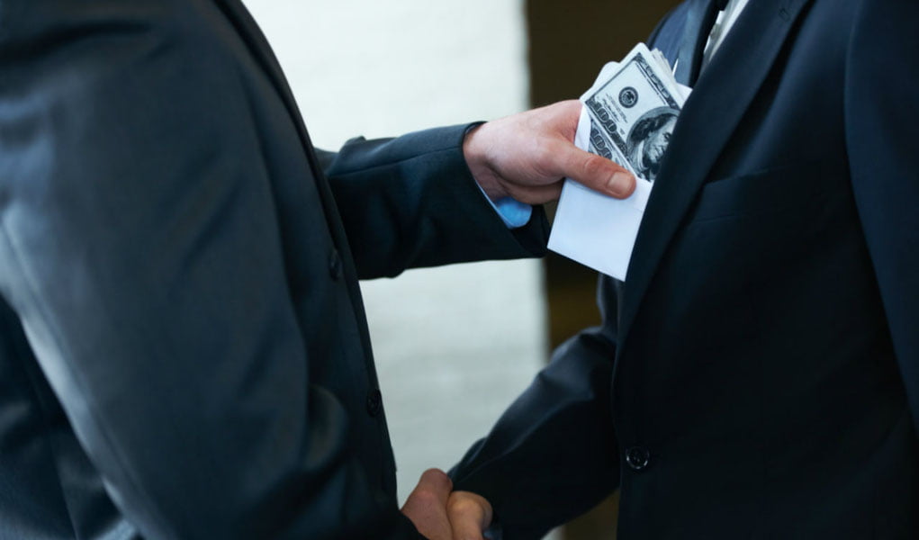 ИИБ инспектори ва Кадастр агентлиги бош мутахассиси пора олаётганда ушланди