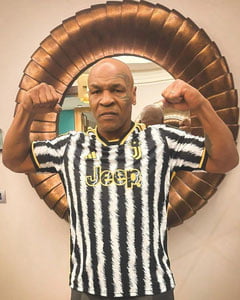 "Yuventus" Taysonga shaxsiy futbolka sovg'a qildi