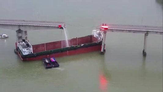 Хитойда юк кемаси сабаб кўприк қулаб тушди