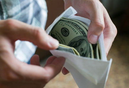 Судьяга пора таклиф қилган адвокат қўлга тушди