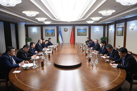 Abdulla Aripov Shinjon-Uyg‘ur avtonom rayoni Xalq hukumati raisi bilan uchrashdi