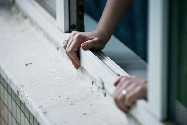 Bekobodda 28 yoshli ayol o‘zini 5-qavatdan tashlab yubordi