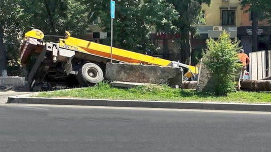 Тошкентда автокран ағдарилиб кетди