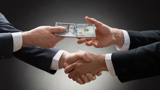 Қашқадарёда мансабдор 3 минг доллар пора билан ушланди