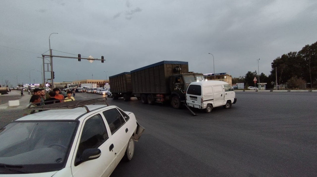 Samarqandda yuk mashinasi 7 ta avtomobilni urib yubordi